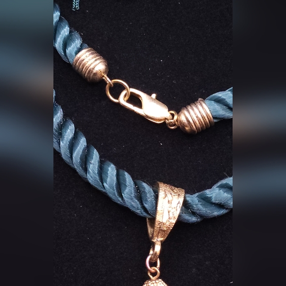 Emerald Green / Goldtone woven rope tassel necklace and green stone earrings - Picture 5 of 11